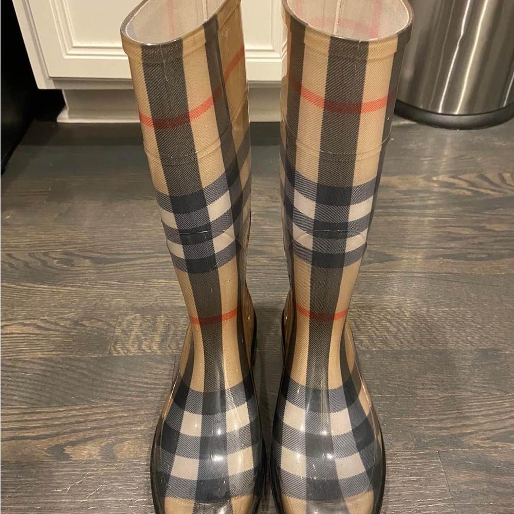 Women’s Burberry rain boots. Size 39 (8) - Picture 2 of 2